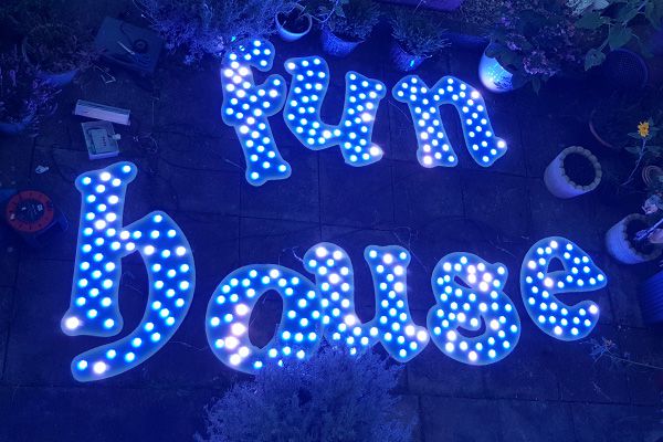 永利集团官网照明的娱光灯用在英国游乐装备展示